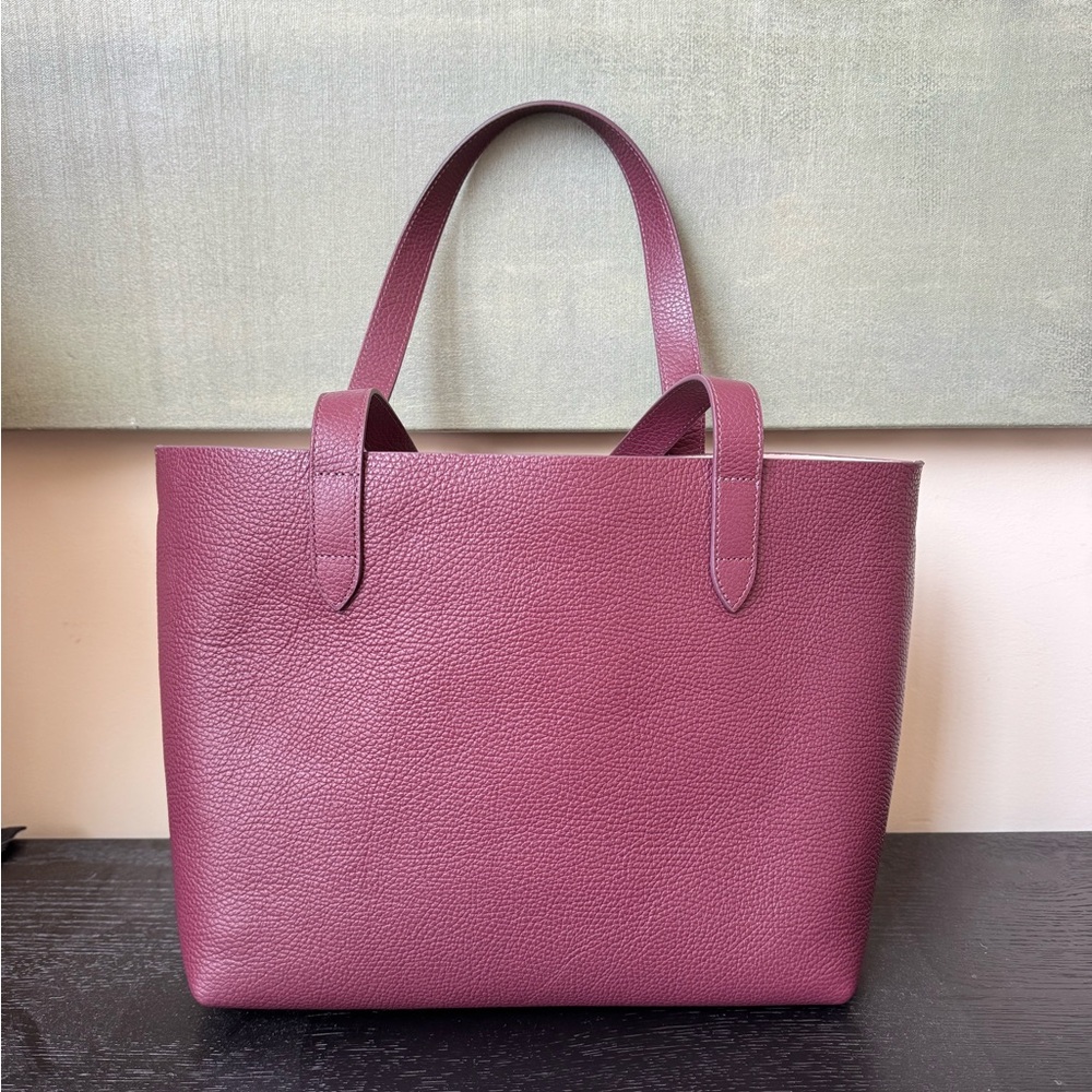 Cuyana Small Structured Tote. Burgundy color.